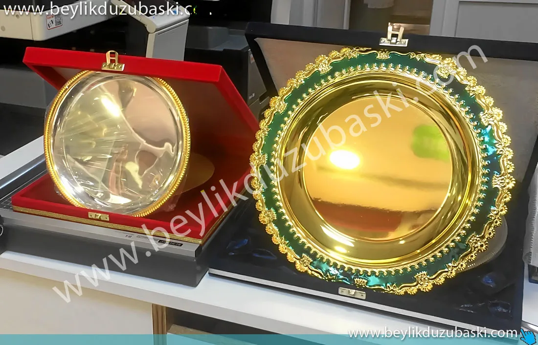 ödül-plaket-ve-tabakları-acil-üretim-hızlı-teslimat.jpg makam için, tabak baskı, görevli plaket, makam karşılama plaketi, tabak plaket, kutulu tabak plaket baskısı, kaliteli kupa plaket madalya baskısı