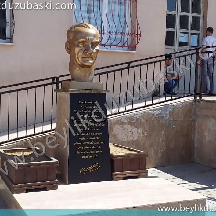 Atatürk büstü, altındaki mermer üzerine, yazı yazılması, siyah zemin üzerine, altın varak folyo kesim ve atatürk imza