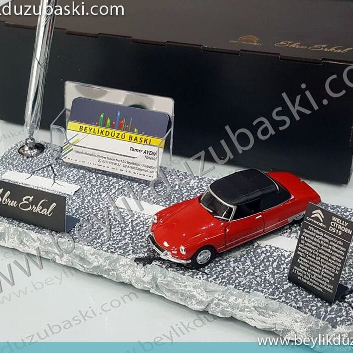masa üzeri araba maketi, masa üzeri kullanıma uygun hediye ürün, yerli üretim, el boyaması, özel tasarım, kişiye özel isim baskılı, masa isimliği, galeri ve yeni araç alımlarında hediye