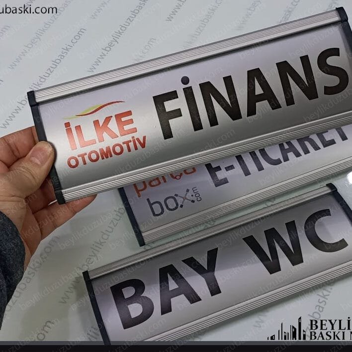 Alüminyum kapı isimliği, üzerine renkli logo, baskılı üründür, 25x9 cm ebadında, en çok kullanılan, kapı isimliğidir, adetli alımlar için fiyat alabilirsiniz, kaliteli, dekoratif kapı tabela, imalat