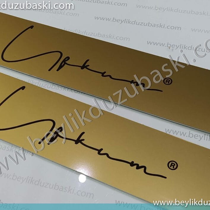 galeri plakalık, altın renk zemin üzerine siyah, imza şeklinde, logo baskı, galeri için plakalık baskı, hızlı üretim aynı gün kargo, 3mm plastik malzeme, baskılı ürün