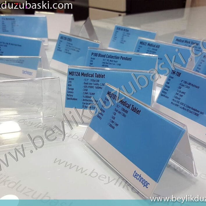 üçgen masa isimliği, ürün ismi açıklaması, rezerve, davetli ismi, katılımcı adı, gibi birçok tanıtıcı plastik üçgen kartlık, ürün tanıtımı, özellikleri, kampanya, fiyat bilgisi yazılı, masa üstü kartlık