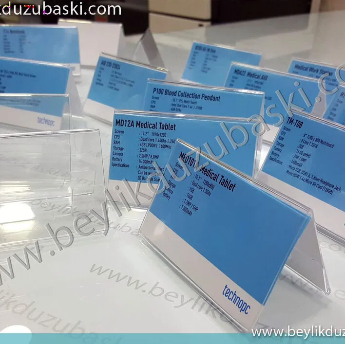 üçgen masa isimliği, ürün ismi açıklaması, rezerve, davetli ismi, katılımcı adı, gibi birçok tanıtıcı plastik üçgen kartlık, ürün tanıtımı, özellikleri, kampanya, fiyat bilgisi yazılı, masa üstü kartlık