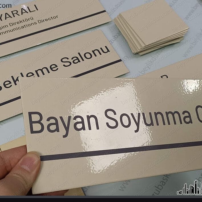 Metal üzerine UV baskı, boyama plakalara UV baskı yapılmıştır, ürünler metal saç dır, üzeri boyalı üründür, her birine tek tek baskı, yapılmıştır, küçük yazılar, kaliteli baskılar