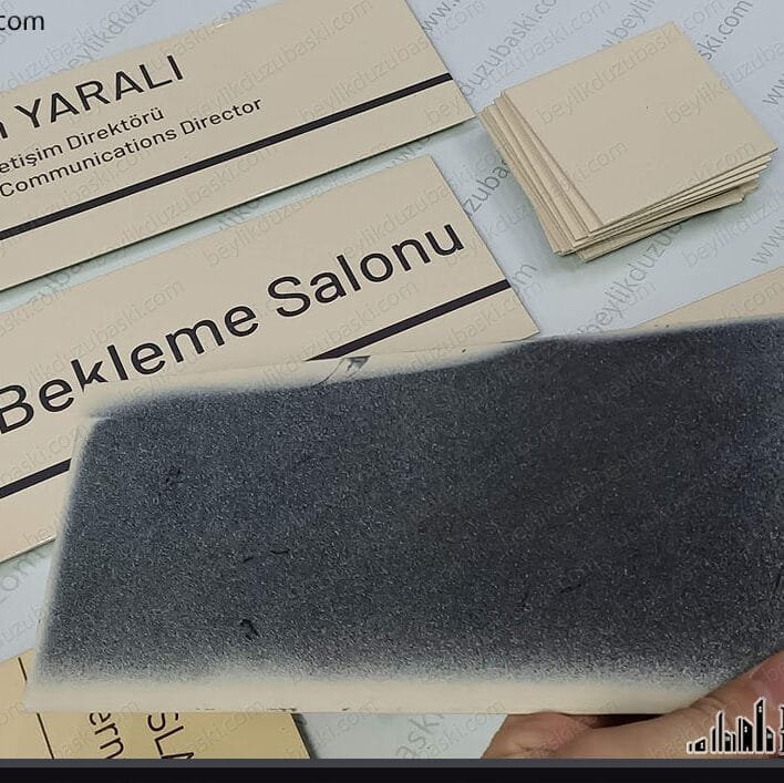 boyama, metal kapı isimliği üzerine baskı, ürünleri müşteri getirmiştir, sadece baskıları yapılmıştır