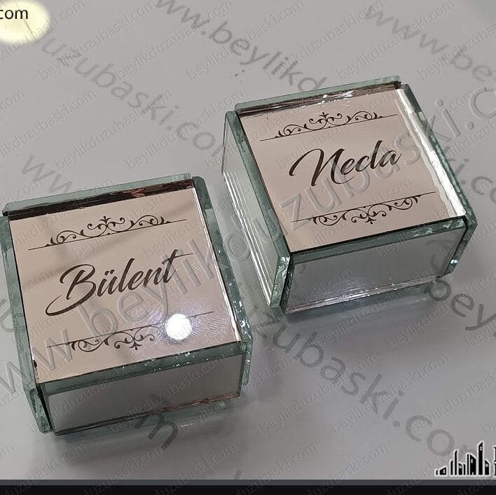 cam kutuya baskı, yüzük kutusuna baskı, nişan yüzüğü, evlilik yüzüğü, ayna kutuya baskı, hediye kutusna baskı, isim ve logo baskı, tasarım desteği vardır, bekle al baskıları