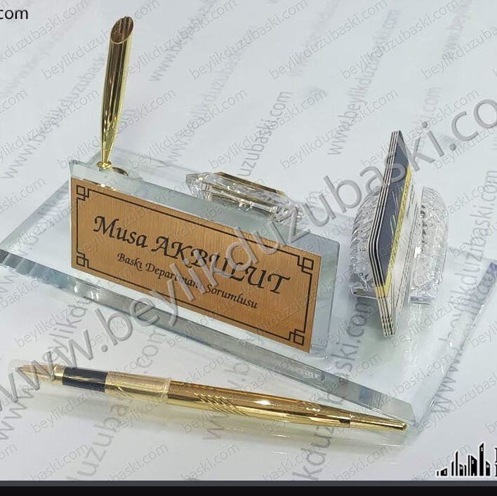 masa isimliği, kristal isimlik, cam isimlik, kalemli, saatli, masa isimliği, modellerimizi yerimizde görebilirsiniz, bekleyip alabilirsiniz