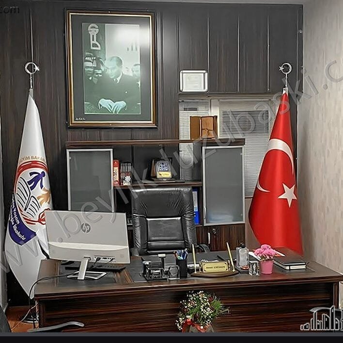 okul için makam bayrak baskı, türk bayrağı ve makam bayrağı, direkli ürün, gümüş ve sarı direk olabilir, bayrak kenarları püsküllü olabilir, 4-5 günde üretim mümkün, kargo yapılır