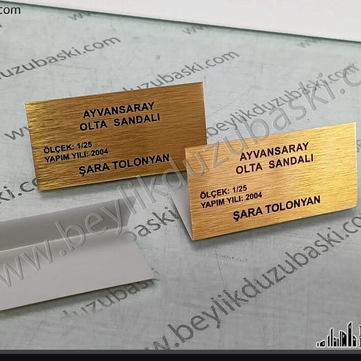 üçgen metal, tanıtım metali, ürün tanıtım metali, bükümlü, ürün önüne konulan, metal plakalar, L büküm metal plaka