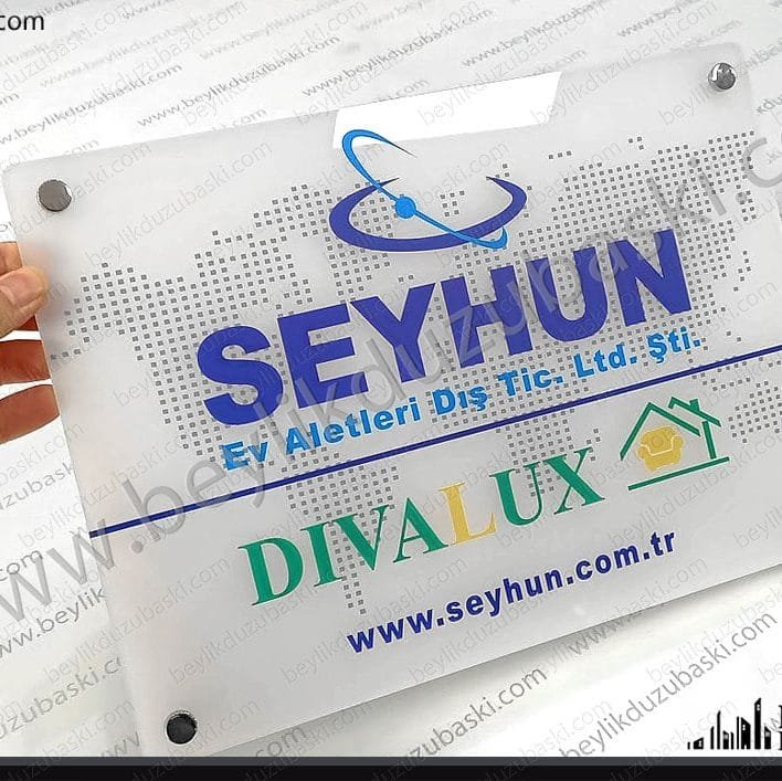 pleksi kapı isimliği, 5 mm rakı rengi pleksi, 4 köşe dekoratif vidalı, kapı tabelası, karışık desan baskıları, 25x35 cm ebadında ürün