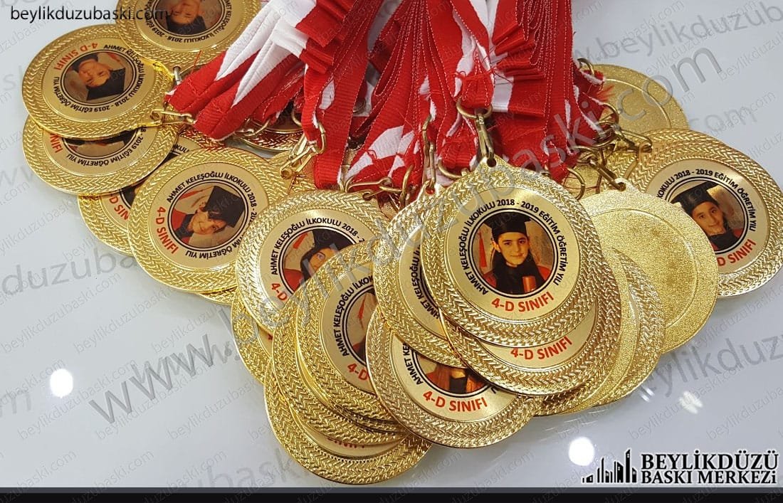 resimli madalya, öğrenci resimlerinin basıldığı, madalya örneğidir, kaliteli baskı, aynı gün üretim, tasarım desteği, adede göre fiyat değişir, toplu alım için verilen fiyattır resimli madalya, öğrenci resimlerinin basıldığı, madalya örneğidir, kaliteli baskı, aynı gün üretim, tasarım desteği, adede göre fiyat değişir, toplu alım için verilen fiyattır