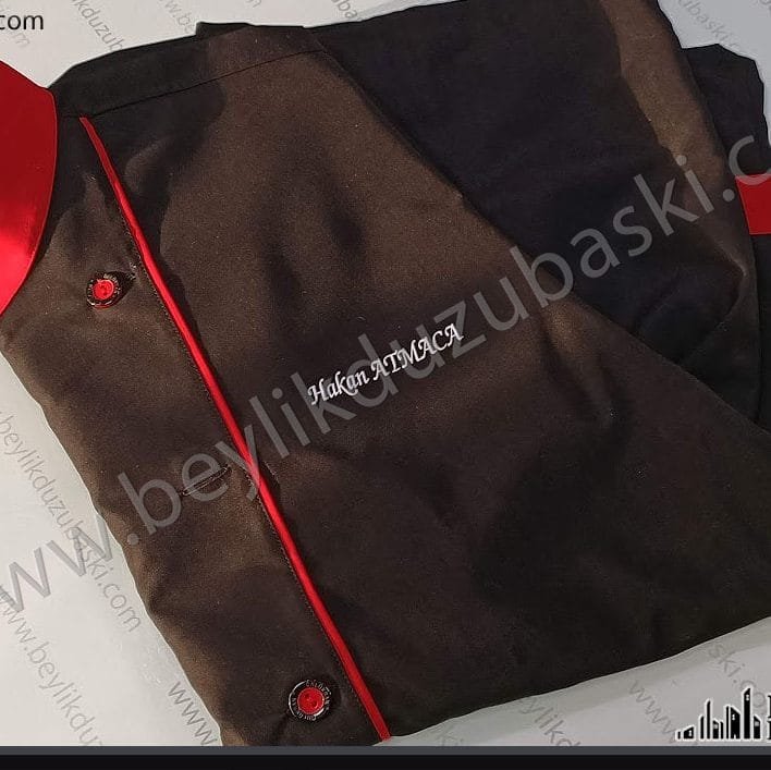 şef önlüğü üzerine baskı, şef gömleğine baskı, garson ve komi kıyafetine baskı, iş kıyafetine isim baskısı yapılır, 1-2 saat de ürün hazırlanır