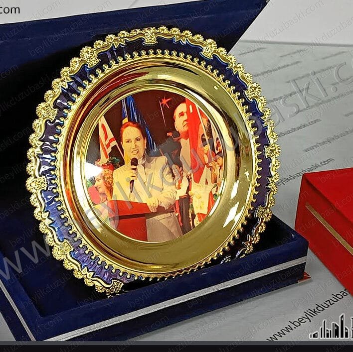 iyi parti, meral akşener temalı, tabak plaket, makam için plaket, kaliteli plaket, kutulu plaket, hızlı teslim, üretim, aynı gün kargo, tasarım desteği