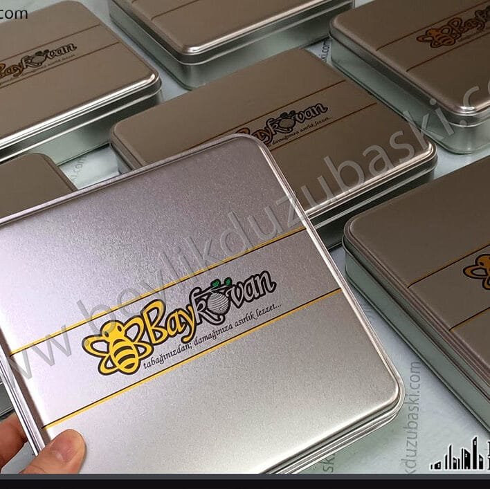 metal kutu üzerine baskı, adetli baskı yapılmıştır, kısıtlı alan için baskı uygulaması yapılmıştır, uygun fiyat, metal kutu baskıları, hızlı üretim aynı gün teslimat