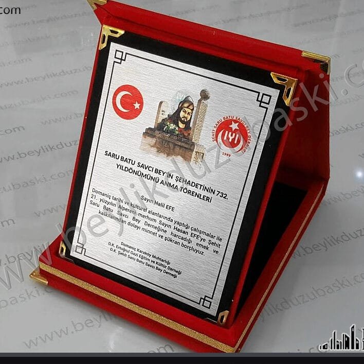 plaket baskılı ürün, makama, isime, etkimliğe verilen kırmızı plaket, kutulu plaket, metal baskı dahil orta boy plaket üründür, adetli alımlarda özel fiyat verilir, acil plaket üretimi yapılr