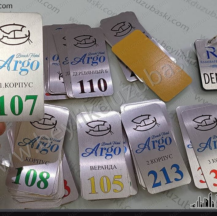 rusya için yapılan, otel kapı isimliği, otel kapı numarası, aynı gün üretim mümkün, adet ve ebada göre fiyat alınız, belirtilen fiyat 100 adet alımda 5x10 cm ebadında, arkası bantlı, metal plaka ürerimi, paslanmaz, oksitlenmez ürün