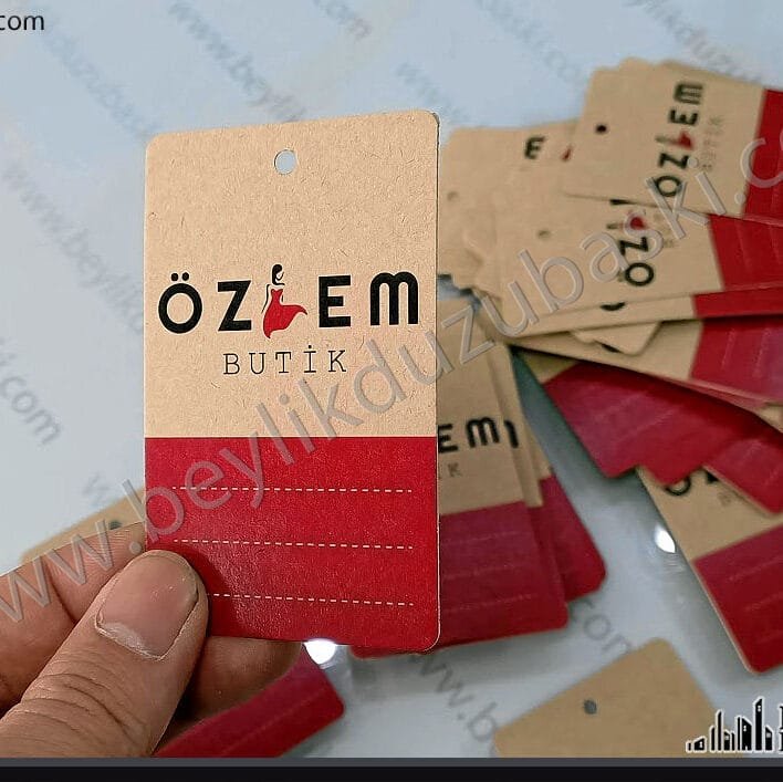 kraft kart, butik ürün kartı, az adet üzeri delikli, 1 yüzey baskılı, kıyafet kartı, üzerine fiyat yazılabilen, butik logosu baskılı, ürün kartı, kartvizit ebadında 100 adet ürün için fiyattır