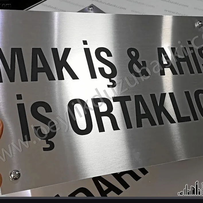 Metal kapı tabelası, hızlı üretim, aynı gün gönderim, dekoratif vidalı, uygun fiyatlı, metal kapı giriş tabela baskısı