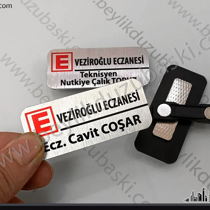 eczane yaka isimliği, üzeri değiştirilemez, sabit baskılı, metal yaka isimliği, kaliteli ürün, mıknatıslı personel isimlik