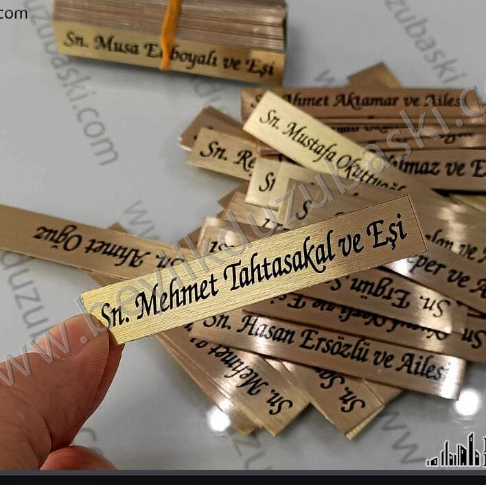 Davetiye için metal isim baskılı etiket, davetiye isim baskılı etiket, metal ürün, konuk listesi davetiye üzerine metal etiket, altın ve gümüş renk üretilebilir