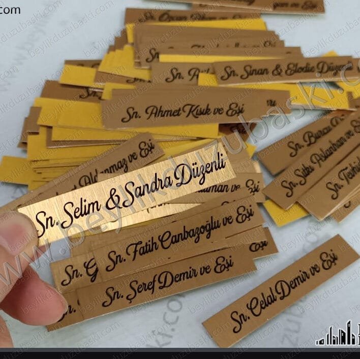 davetiye üzerine, isim ve aile bilgileri yazılı, konuk isim metal etiket, davet için metal isim baskılı etiket, davetiye metal plaka baskı, aile isimi baskılı metal etiket