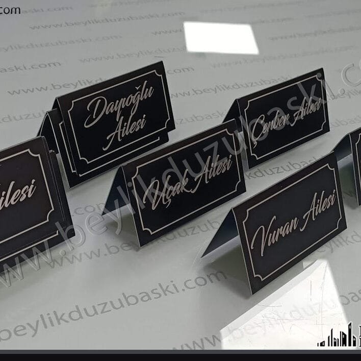 masa üçgen isimlik, masa üzeri isimlik, davetlerde masaya konan aile isimlikleri