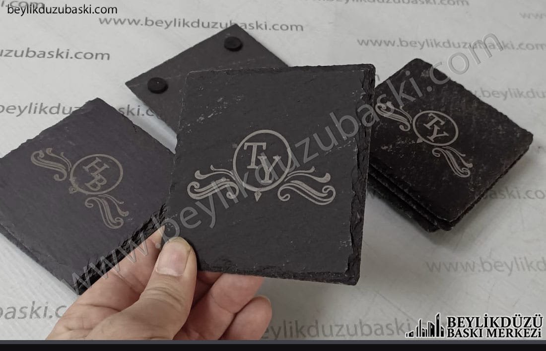 taş üzerine baskı, lazer ile siyah taş, siyah bardak altına lazer ile baskı, kaliteli lazer markalama, viski bardak altı, üzerine lazer ile logo baskı taş üzerine baskı, lazer ile siyah taş, siyah bardak altına lazer ile baskı, kaliteli lazer markalama, viski bardak altı, üzerine lazer ile logo baskı