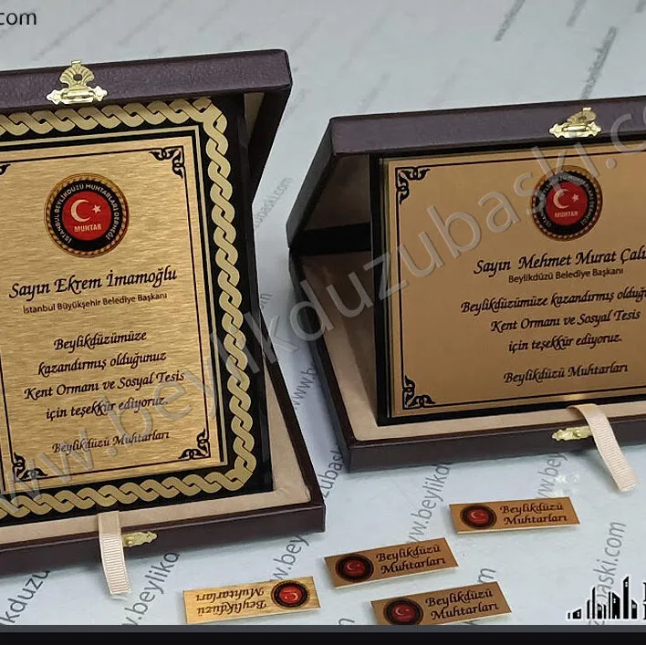 cam plaket, siyah cam kristal plaket, yatay ve dikey plaket, kaliteli ürün, deri kutu, ithal cam kristal plaket, belediye başkanı plaket, hızlı üretim