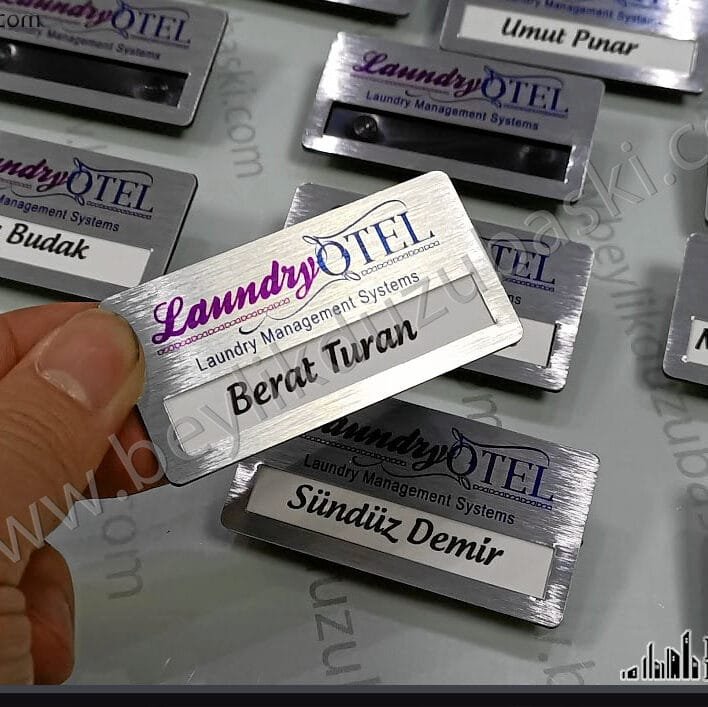 Logo ve iç isimler baskılı, yaka isimliği, kaliteli metal ürün, mıknatıs ve iğne ile yakaya tutunabilir, personel yaka isimliği, üretimi