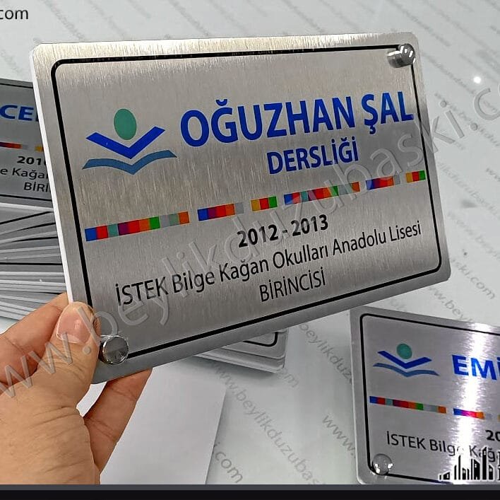 istek okulları için yapılan, derslik isimleri, metal üzerine baskı, pleksi ve 2 dekoratif vidalı ürün, adetli alımlar için verilen fiyattır, ebada adede göre teklif alabilirsiniz, hızlı üretim, kaliteli kalıcı, kapı isimliği