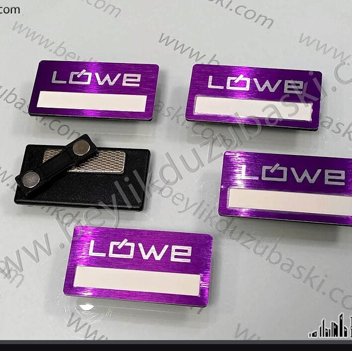 yaka isimliği baskı, renkli zemin yapılabilir, müşteri isteğine göre tasarım, iç isimler değişebilir mıknatıslı yada iğneli ürün, yaka isimliği lowe baskılı firma isim, içi değişen personel isim yazısı, mıknatıs ve iğne seçeneği, hızlı üretim aynı gün gönderim, özel renklendirilmiş, firmaya özel renklerde üretim