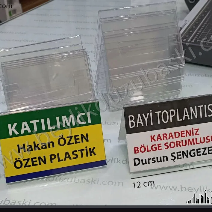 üçgen masa isimliği, toplantı, davet, misafir, konuk, konuşmacı, katılımcı isimlerinin yazılı olduğu, içi değiştirilebilen üçgen plastik masa isimliği, toplantı isimliği, katılımcı isimliği