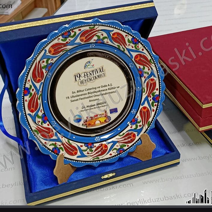 Tabak plaket, porselen, seramik tabak, türk motifleri içeren, teşekkür tabak plaket, makam için plaket, tabak, el yapımı, boyama ve kutulu tabak plaket, tabak plaket, hızlı teslim, tasarım desteği, el yapımı, el boyaması, 3D kabartma efekti, lale desen, mavi çini tabak, hediye tabak plaket, türkiye desenleri olan, tabak plaket, lale deseni, çini renklerinde, kabartma 3D baskılı plaket