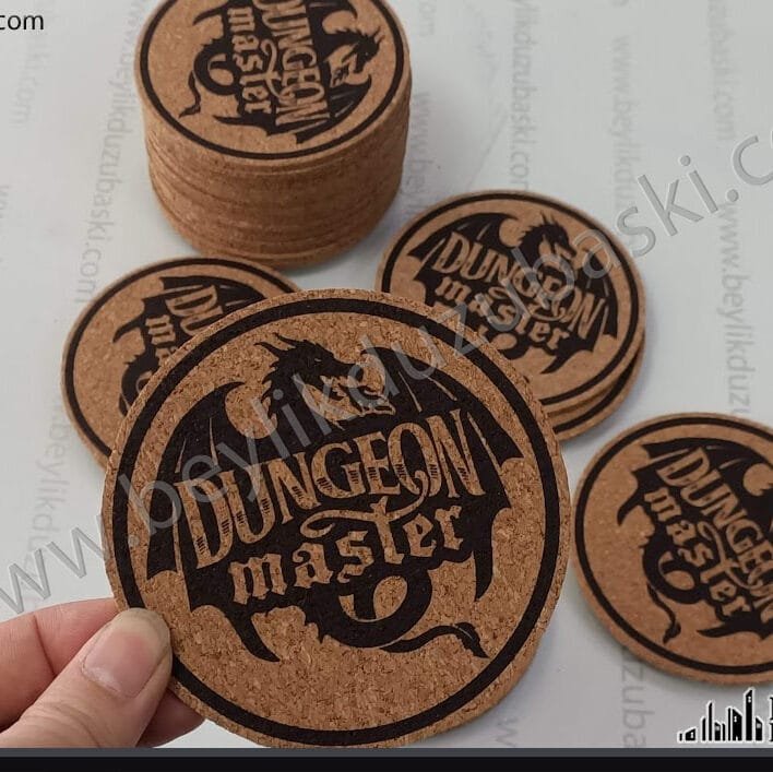 dungeon master, bardak altı, mantar bardak altı, az adet üretim mümkün, özel tasarım bardak altı baskısı, gerçek mantar üzerine baskı, hızlı üretim