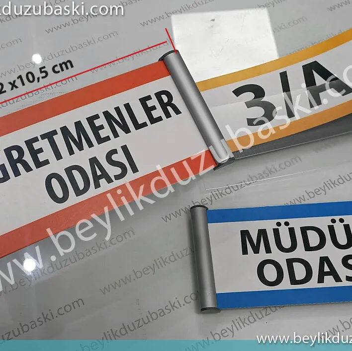 okul kapı isimliği, açılır kapanır, içi değişen kapı tabelası, içine kağıt konan kapı isimliği, uygun fiyat, kaliteli ürün, alüminyum kenar, arkası bantlı