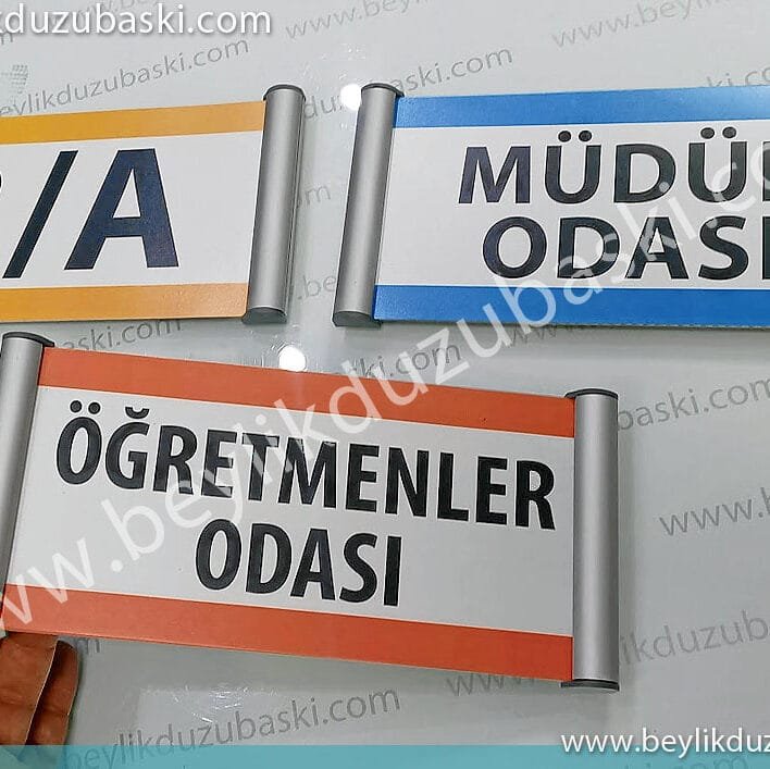 sınıf kapı isimliği, sınıf giriş tabelası, mimari yönlendirme, içi değişen tabela, kenarları açılır kapanır, içi değişen, üzerinde koruma olan, kapı isimliği