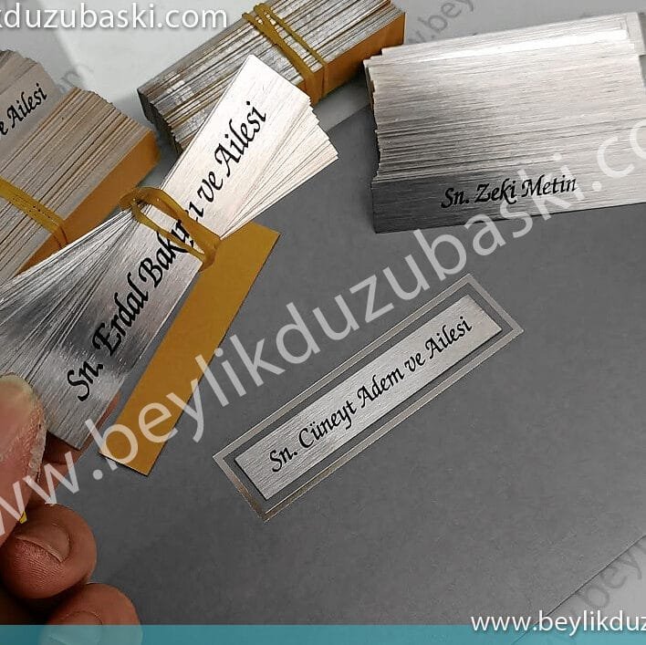 davetiye isimliği, metal davetli isim, metal plaka isimlik, düğün davetiyesi, mertal isimlik, zarf üzeri metal isimlik, davetli isimleri yazılması, aynı gün gönderim, tasarım desteği