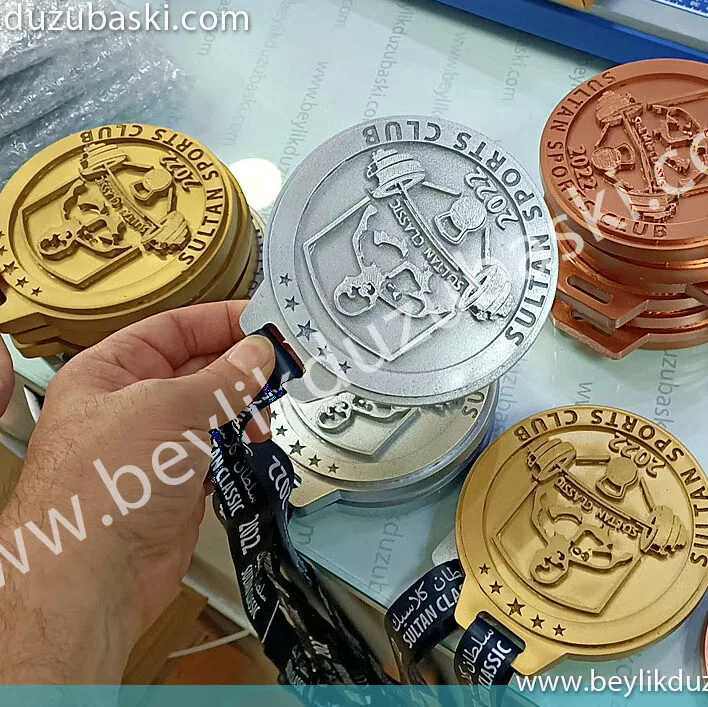 vücut geliştirme, şampiyon madalyası, birinci madalya altın, ikincilik madalyası, gümüş, üçüncülük madalyası, bronz madalya, sporcu madalyası özel tasarım, etkinliğe özel boyun ipine baskı yapılmıştır, özel tasarım imalat yapılır, istenilen renklerde boyama yapılır, el boyaması, el yapımı, el işciliği birincilik ödülleri