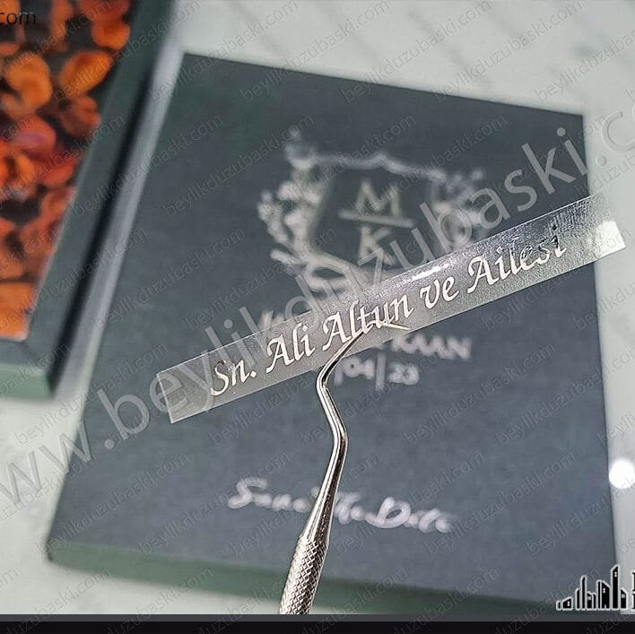 gümüş yaldız, varak yaldız etiket, şeffaf etiket üzerine gümüş varak yaldız baskı, davetiye etiketi, gümüş renk varak etiket baskısı, değişken isim, davetiye isim listesi baskı