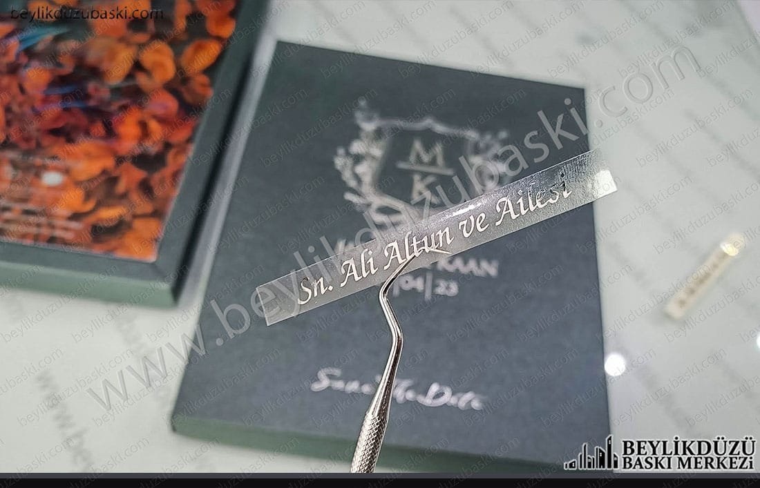 gümüş yaldız, varak yaldız etiket, şeffaf etiket üzerine gümüş varak yaldız baskı, davetiye etiketi, gümüş renk varak etiket baskısı, değişken isim, davetiye isim listesi baskı gümüş yaldız, varak yaldız etiket, şeffaf etiket üzerine gümüş varak yaldız baskı, davetiye etiketi, gümüş renk varak etiket baskısı, değişken isim, davetiye isim listesi baskı