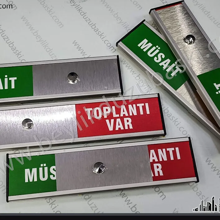 müsait toplantı var, kapı isimliği, sürgülü kapı tabelası, hızlı üretim, aynı gün kargo, kaliteli alüminyum malzeme, arkası bantlı, 25cm x 6 cm ürün ebadı