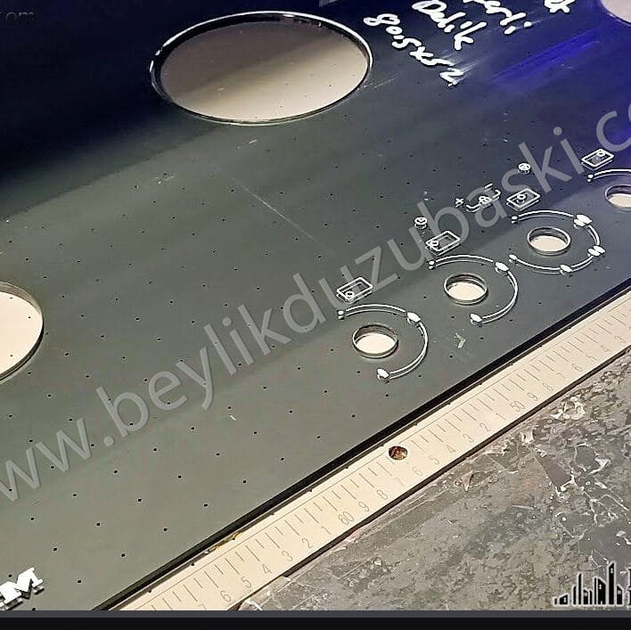 Montaj sırasında, taşınma sırasında kırılan gaz ocağı camının yeniden yapılması, miele marka cam ocağın yeniden temin edilemediğinden, cam yüzeyi yeniden oluşturulmuştur, temperli cam, füme 4 mm cam, özel kesim + delik açılması ve baskı işlemleri