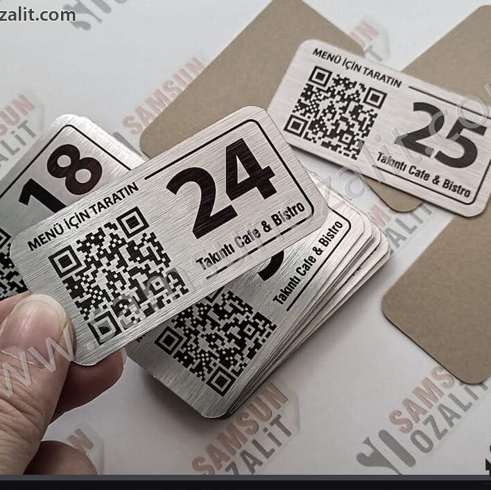QR kod baskılı Metal etiket, cafe, restauran, otel, büfe gibi yemek işletmeleri için, masa üzerine konulan metal etiket, QR menüye bağlanan kod baskısı, masa numarası baskısı