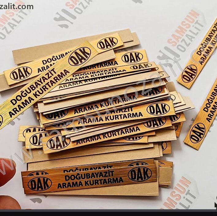 dak, doğu bayazit arama kurtarma, metal etiket baskısı, tablo altına konulması için, baskılı metal etiket, sarı metal, gümüş metal yapabiliriz, kaliteli metal etiket baskıları, hızlı üretim, aynı gün kargo, tasarım desteği, samsun metal etiket, samsun reklam, samsun baskı merkezi, samsun ozalit