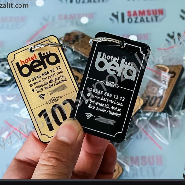 Samsun, otel anahtarlık, butik otel anahtarlığı, hızlı üretim, otel anahtarlık, kaliteli otel anahtarlığı, 5mm plastik, üzeri paslanmaz metal, kaliteli ürün, çıkmaz, kazınmaz lazer ile baskı yapılmıştır, tasarım desteği verilir, hızlı üretim yapılır, butik otel anahtarlık