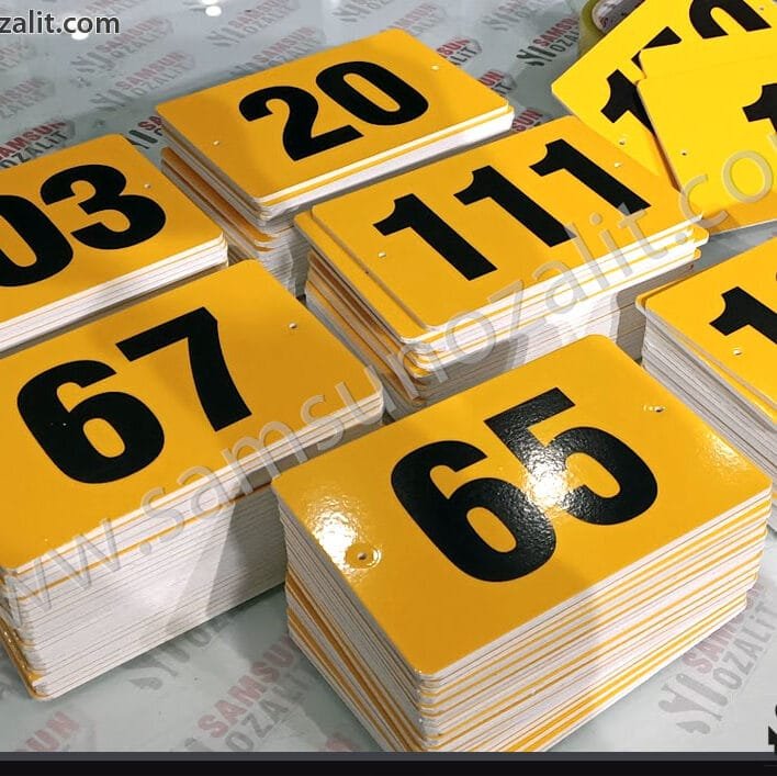 otopark için numara baskısı, dış mekan dayanıklı, bina numarası baskısı, park yeri için dayanıklı numara baskısı, otopark yer bildirim numarası baskısı, site içi numara baskısı, site içi numara baskılı etiket, plastik 3mm kenarları delikli, park yeri numarası, plastik etiket, dış mekan dayanıklı ürün, hızlı üretim, tasarım desteği, samsun uyarı levhası baskısı, samsun reklam, ozalit, baskı merkezi
