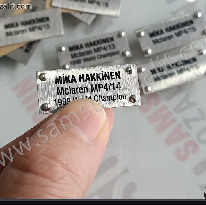 perçinli küçük etiketi, 4x2 cm küçük etiket baskısı, vitrinde serileme için, ürün açıklama etiketi, metal etiket, perçinli etiket, arkası bantlı metal etiket baskısı, kaliteli metal baskı merkezi