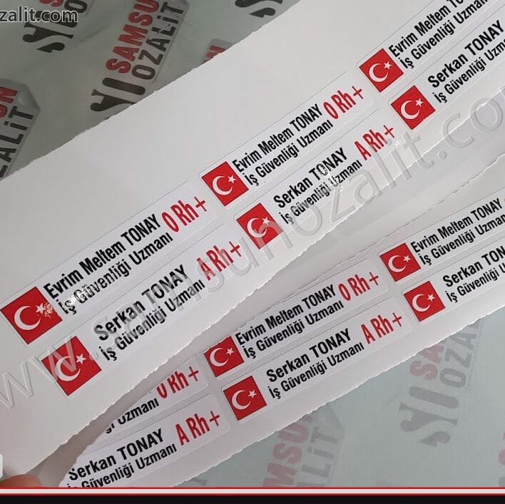 Genelde baret için kullanılan kan grubu isim ve bayrak baskılı, baret etiketi üretimi, Samsun baskı merkezi, Kan grubu etiketi, baret etiketi, kaliteli ürün, hızlı üretim, tasarım desteği verilir, aynı gün gönderilir, şeffaf ve opak renklerde baskı yapılır, istek dahilinde baret dahil gönderilebilir
