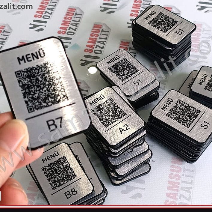 pleksi tabanlı menü QR kod, üzeri metal tabanı plastik QR menü, masa üzeri kullanım için, arkası bantlı kaliteli ürün, dayanıklı kırılmaz ürün, masa numarası, masa QR ve numara olarak kullanılır, samsun metal etiket üretimi, samsun pleksi kesim ve üretim, samsun masa isimliği baskı merkezi, samsun reklam, samsun ozalit, dijital baskı