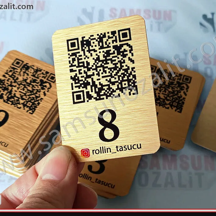 Masa üzeri QR menü kodu baskısı, paslanmaz alüminyum, arkası bantlı üründür, tasarım desteği verilir aynı gün gönderim yapılır, samsun metal etiket baskısı, görseldeki ürün 5x7 cm ebadındadır, qr kodlu masa isimliği, hızlı üretim, tasarım desteği, metal etiket, arkası bantlı metal ürün, paslanmaz alüminyum metal etiket baskısı, samsun baskı merkezi, samsun ozalit, samsun lazer kesim, samsun ileri baskı merkezi